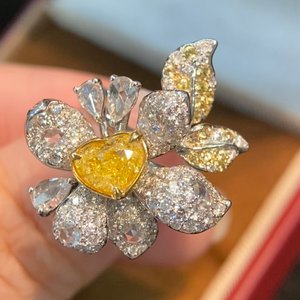 Anello di Lusso con Diamante Giallo Naturale da 1 Carato Taglio a Cuore, Montatura a Fiore con Griffe, Certificato, Regalo Unisex per Feste - Product Image 3