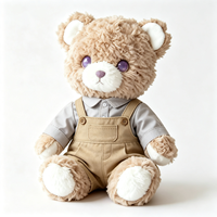 En gros, Ours en peluche doux et bouclé, adorable animal en peluche avec chemise à col et salopette kaki