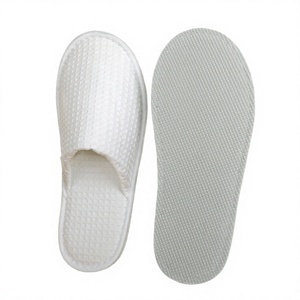 Chaussons d'hôtel jetables portables Tourel de luxe, doux, personnalisés, 5 étoiles, à bout fermé, lavables, blancs, en tissu gaufré corail, à prix abordable - Product Image 1