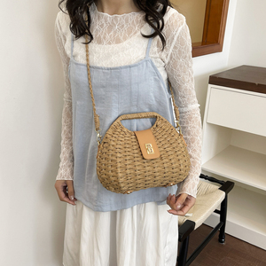 Bolso Tote de Paja Tejido a Mano, Cierre de Cuero, Bolso Versátil para Playa, Viajes y Uso Diario - Product Image 4