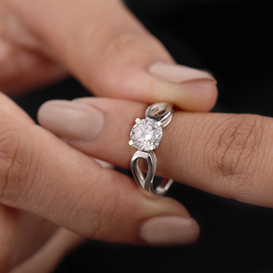 Élégante bague de fiançailles solitaire en or 14 carats à taille ronde avec diamants d'appoint et alliance croisée infinie pour femme, bijoux raffinés - Product Image 1