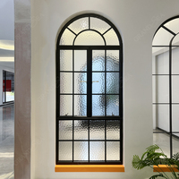 Fenêtre à battant en aluminium sur mesure à arche, avec grille décorative, verre texturé, poignée en laiton antique, style vintage pour maison de campagne résidentielle