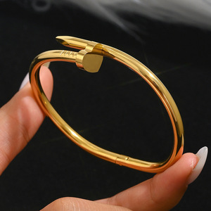 Phụ Nữ Của Thép Không Gỉ Mạ Vàng Vòng Đeo Tay Thiết Lập Với Kim Cương Hợp Thời Trang Stackable Bốn Lá Clover Thời Trang Bangle - Product Image 6