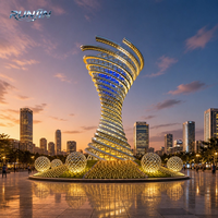 Grande sculpture en spirale en acier inoxydable éclairée par LED, motif tour torsadée, bleu et or, avec boule en maille creuse multi-anneaux, pour repère de place publique, personnalisable