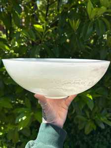 Grand bol en résine blanche pour la décoration intérieure Bol décoratif élégant et durable pour la table à manger ou l'affichage de la pièce maîtresse - Product Image 6