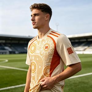 เสื้อฟุตบอลแบบซับลิเมชั่นลายศิลปะชนเผ่าอะบอริจินทันสมัยขายส่ง ODM พร้อมแพทช์ยางเวลโครแบบกำหนดเอง ปักโลโก้ตราสัญลักษณ์คุณภาพสูง - Product Image 2