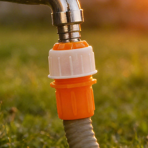 Connecteurs de tuyaux d'eau pour relier les tuyaux flexibles et les tuyaux rigides à usage domestique, tels que pour arroser les légumes. - Product Image 1
