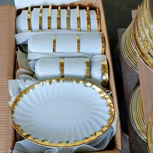 Service de table en <span class=keywords><strong>porcelaine</strong></span> en gros, design personnalisé peint à la main, <span class=keywords><strong>assiettes</strong></span> blanches avec bordure dorée pour mariage, restaurant/hôtel - Product Image 1