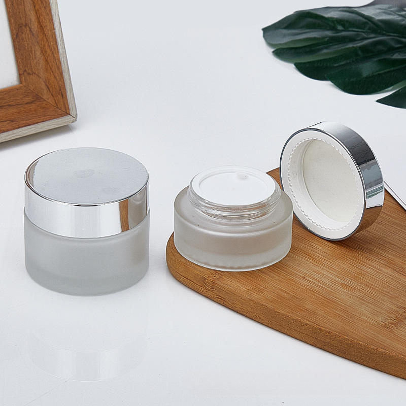 Bouteille de crème de base argentée de chapeau de grille givrée