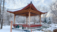Kit de pavillon en bois de style chinois rouge vermillon personnalisé, gazebo traditionnel en bois d'inspiration asiatique avec frise en treillis et bancs intégrés