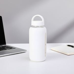 Bouteille d'eau en verre borosilicate de style classique, anti-fuite, sans BPA, à large ouverture, avec manchon en silicone, 800 ml, pour le sport et le yoga - Product Image 1