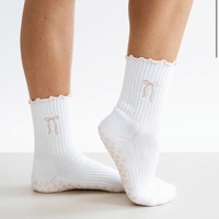 Chaussettes de Pilates personnalisées pour femmes avec grip antidérapant, broderie mignonne, chaussettes de danse et de yoga, vente en gros, faible MOQ, chaussettes en coton pour hommes