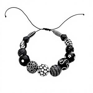 Collier fantaisie unisexe en résine noire et blanche, motif floral bohème, perles élégantes, accessoire de mode unique - Product Image 5