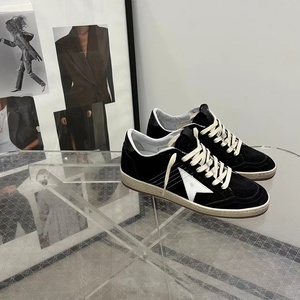 Zapatillas de Diseño de Piel Genuina de Ganso Blanco Antideslizantes y Cómodas, Estilo Skateboard, Doradas con Efecto Desgastado - Product Image 1