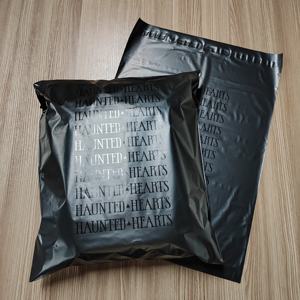 Sac d'expédition en polymailleur noir mat personnalisé en nouveau matériau PE recyclé UV pour vêtements, emballage d'expédition pour vêtements - Product Image 1