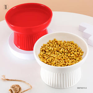 Comedero elevado para gatos Deyuan Ceramic Pet Bowl DW702Y-5.5 en blanco y rojo. - Product Image 2