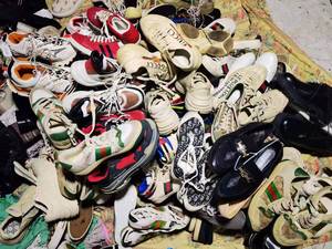 Fournisseur en vrac de chaussures de <span class=keywords><strong>marque</strong></span> usagées Preloved pour femmes baskets de marques internationales complètes chaussures de sport pour femmes à vendre - Product Image 2