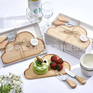 Planche à fromage en bois Yu Feifan Cloud avec couteaux pour service festif, durable, sans danger pour les aliments, lavage à la main uniquement - Product Image 3