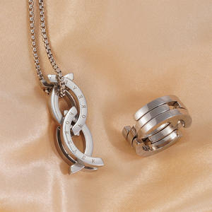 Collana anello deformabile con LOGO personalizzato di lusso in acciaio inossidabile vendita calda Kiss il pesce argento coppia collana pendente - Product Image 1