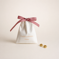 Pochette cadeau personnalisée en ruban gros-grain crème pour bijoux, sac à nœud bleu marine avec logo sérigraphié pour bagues, boucles d'oreilles, colliers - Vente en gros