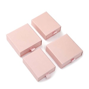 Boîte à bijoux à tiroir en papier rose pour bagues colliers boucles d'oreilles pendentifs et bracelets utilisés aussi pour les montres - Product Image 1