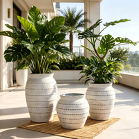 Pot de fleurs en fibre de verre de 3 tailles, en forme de jarre, à rayures horizontales en relief, design minimaliste moderne, grand pot de sol pour hôtel et villa