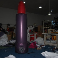 Modèle de rouge à lèvres gonflable personnalisé KeepFuns, cosmétique gonflable en PVC pour événements beauté, promotion et décoration publicitaire extérieure