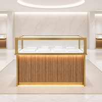 Vitrine îlot en acier inoxydable à grain de bois avec finition dorée et éclairage LED pour bijoux, parfums, cosmétiques, showroom, vente en gros