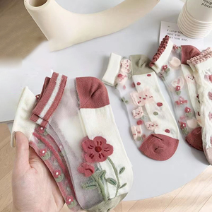 थोक क्रिस्टल ग्लास रेशम का फूल पैटर्न गर्मियों में पतली महिलाओं के टखने के मोजे - Product Image 3