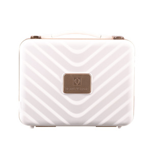 Estuche de belleza BC de gran capacidad, organizador de maquillaje con diseño de rayas rosas, con cerradura y asa para almacenamiento en el hogar. - Product Image 4