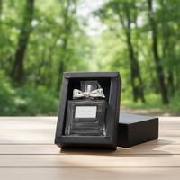 Boîte à tiroir noire mate écologique sans poignée avec gaufrage pour un branding minimaliste de cosmétiques, accessoires technologiques et cadeaux haut de gamme