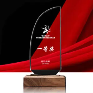 Trofeo di cristallo vuoto all'ingrosso di Guangzhou trofeo di cristallo di vela di nuovo design con base in legno per regalo aziendale