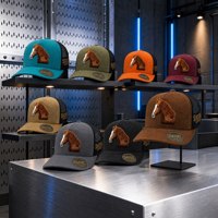 Casquette de baseball trucker personnalisée brodée équestre en gros, avec face en daim, dos en maille, visière incurvée, motif cheval, fournisseur de coffrets cadeaux