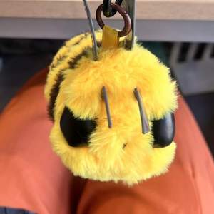 Tiernos Muñecos de Peluche de Abejas Inspirados en Minecraft (Estilo Peluche Original) Bolsas y Mochilas Escolares Ligeras No Infractoras Relacionadas con el Juego - Product Image 4