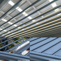 Pergola électrique extérieure en aluminium au design moderne, toit à lamelles réglables, imperméable, rideaux latéraux anti-vent en option, ambiance agréable