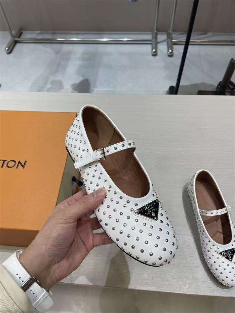 เต็มไปด้วยเพชรสีขาว