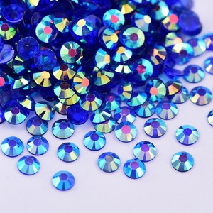 Venta al por mayor de más de 75 colores de diamantes de imitación de resina transparentes con base plateada, diamantes de imitación planos para uñas, diseños de transferencia. - Product Image 5