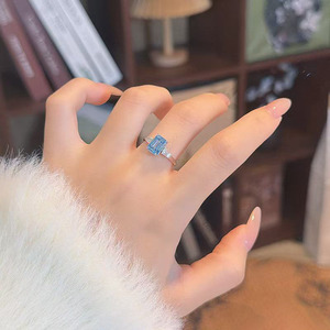 <span class=keywords><strong>Anillo</strong></span> <span class=keywords><strong>de</strong></span> Diamante <span class=keywords><strong>Azul</strong></span> Cultivado en Laboratorio con Corte Esmeralda y Tres Piedras, Chapado en Oro Blanco <span class=keywords><strong>de</strong></span> 18K, Color Fantasía, <span class=keywords><strong>Anillo</strong></span> Clásico <span class=keywords><strong>de</strong></span> Compromiso y Boda para Mujer - Product Image 5
