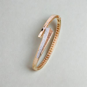 Bracelet de luxe motif paon en filigrane, serti de pierres bleues, bijou de déclaration élégant en or rose et moissanite - Product Image 2