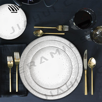 Set d'assiettes en porcelaine sophistiquées Motifs mouchetés d'argent exquis pour des arrangements de table de mariage gracieux