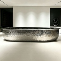 Comptoir de bar ovale en acier inoxydable martelé, avec effet vague d'eau, bureau d'accueil en métal, table de luxe personnalisée pour l'hôtellerie, restaurant, club