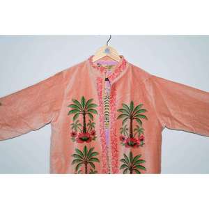 เสื้อแจ็คเก็ตบอมเบอร์ผ้ากำมะหยี่ลายดอกไม้สไตล์รอยัลเฮอริเทจ พิมพ์ลายด้วยมือสำหรับผู้หญิง สไตล์ชาติพันธุ์ตะวันตก เหมาะสำหรับฤดูใบไม้ร่วง ฤดูหนาว งานแต่งงาน และงานปาร์ตี้ - Product Image 2