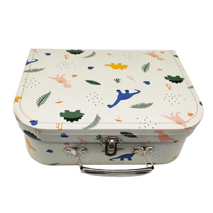 Maleta de Cartón de Diseño Personalizado, Hecha a Mano, Biodegradable, de Cartón de Lujo con Asa de Metal - Product Image 5