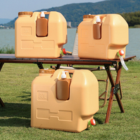 Seau à eau portable en PE avec petite bouteille et robinet, idéal pour le camping en plein air et les excursions barbecue.