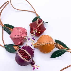 Llavero de cuero genuino con forma de granada grande, hecho a mano y creativo, bonito colgante de fruta para bolso, mini colgante vintage para bolso. - Product Image 1