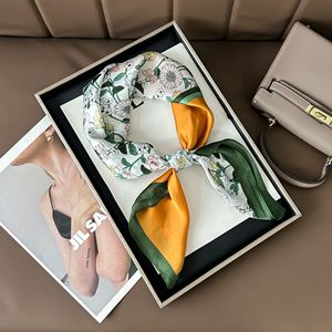 Foulard carré en satin de polyester imprimé feuilles tropicales colorées, motif peinture à l'huile artistique, en gros, en stock, pour les acheteurs de l'UE et des États-Unis - Product Image 2