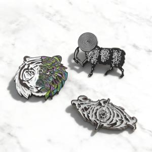 Épingles à revers personnalisées en gros, artisanat en métal, épingles en émail plaquées or, breloques - Product Image 5