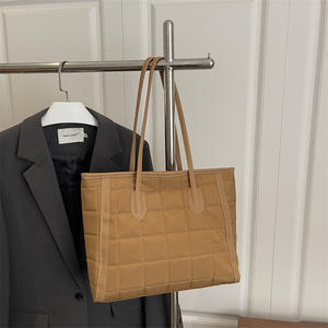 กระเป๋าถือผู้หญิงลายตารางปัก ขนาดใหญ่ แฟชั่นลำลอง สำหรับฤดูใบไม้ร่วง  กระเป๋าสะพายไหล่ PU สีพื้น - Product Image 5