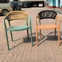 Chaises de salle à manger empilables en plastique PP résistantes pour l'extérieur, avec dossier en rotin et corde, pour la maison et les restaurants – Vente chaude directe usine