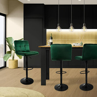 Chaise de bar de luxe en velours vert capitonnée, tabourets de comptoir pivotants réglables avec repose-pieds en métal noir mat pour comptoir de petit-déjeuner d'appartement